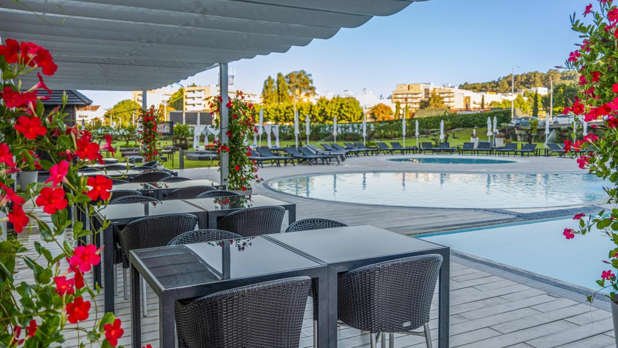Melia Braga Hotel & Spa Kültér fotó The pool at the hotel